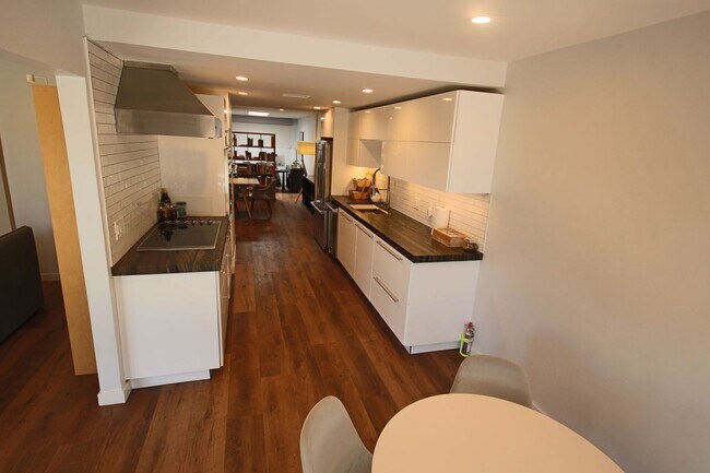 Building Photo - Furnished Recently Renovated Townhome