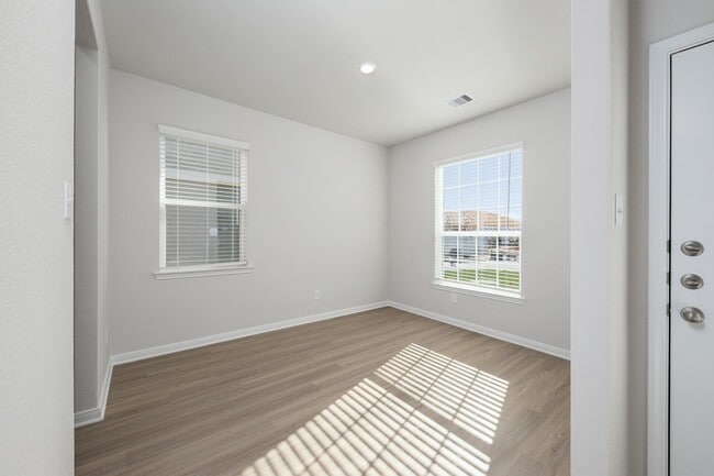 Building Photo - 15450 Maple Ter Dr