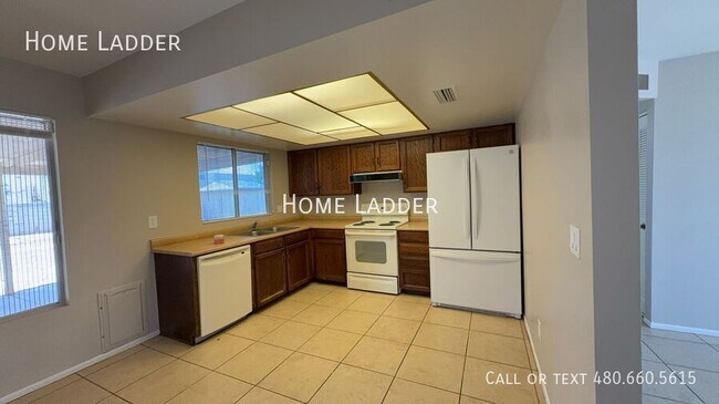 Foto del edificio - 3213 E Hartford Ave