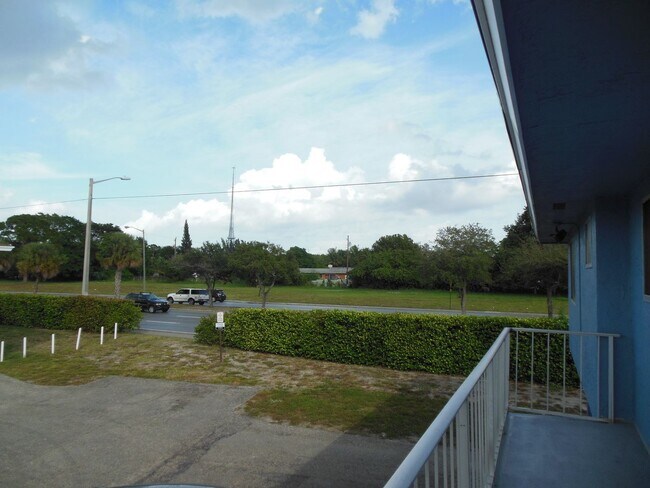 Building Photo - 2 br, 1 bath House - 206 E TIFFANY DR #4
