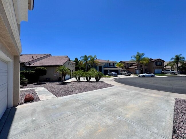 Building Photo - Murrieta Home with 6 Bedrooms plus a Bonus...