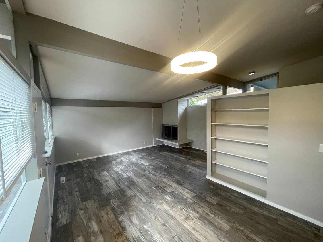 Foto principal - FULLY REMODELED Surrey Downs 3BR SFH!