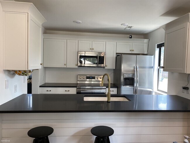 Foto del edificio - 2 br, 1.5 bath Townhome - 617A Moore Avenue