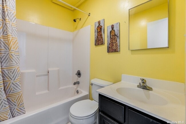 Bathroom (will be re-painted a neutral color) - 591 Vandalia Ave
