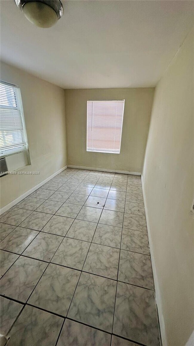 Foto del edificio - 2250 NE 136th St