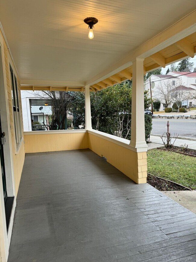 Building Photo - Darling 1 bedroom single story plus office...