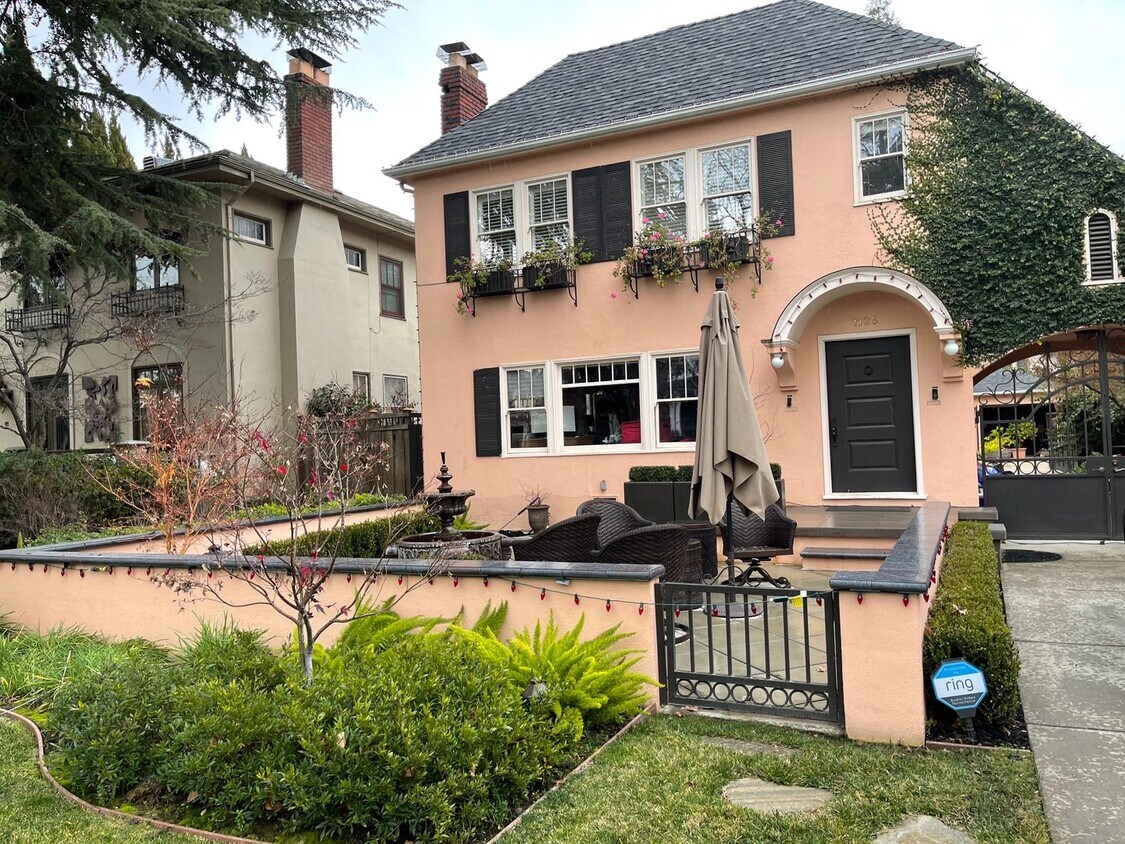 Foto principal - Rare East Sacramento home available!