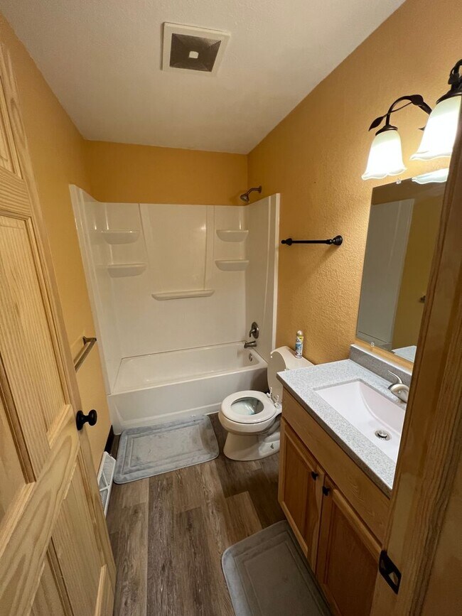 Building Photo - Nicely updated 2 bedroom!