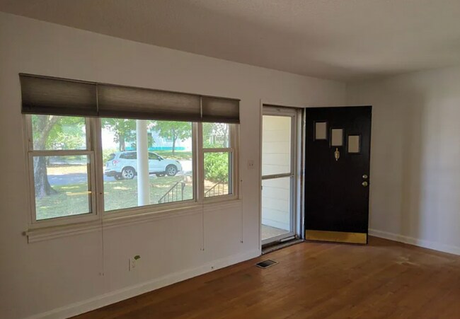 Foto del edificio - 100 Rees Ave