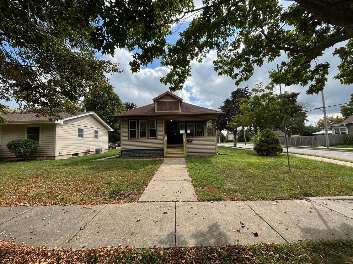 Primary Photo - 222 W Blair St
