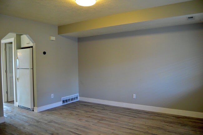 Building Photo - 1527 Talon Dr