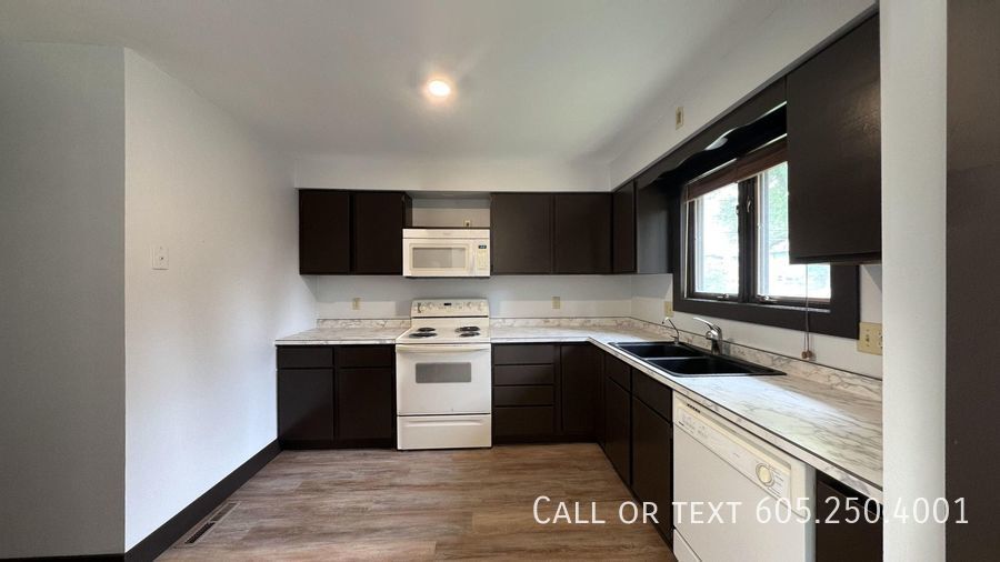 Primary Photo - Amazing 3 Bedroom 2.5 Bath duplex with att...