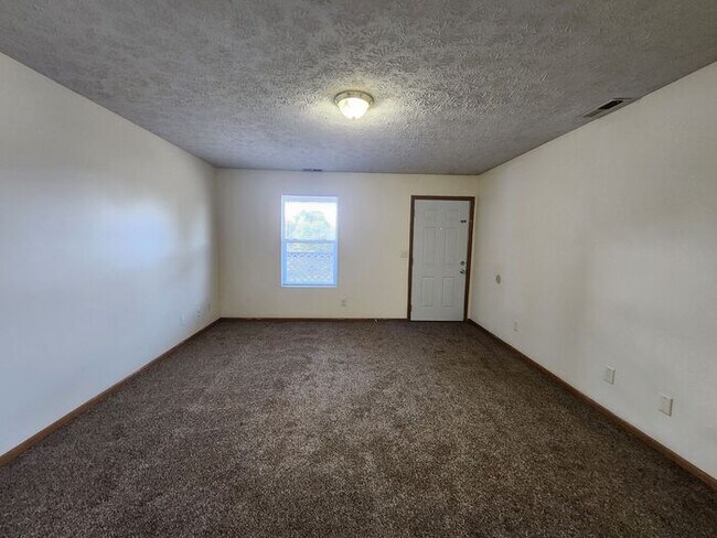 Building Photo - 2 BR Upper Apartment - Pets Welcome!