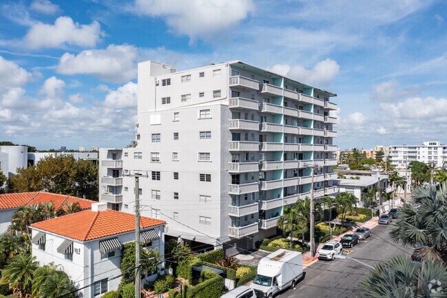 Building Photo - Carlyle Plaza