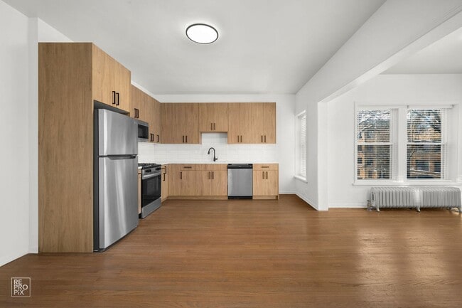Building Photo - Spacious 4-Bedroom Duplex in Rogers Park With In-Unit Laundry & Pet-Friendly Living!