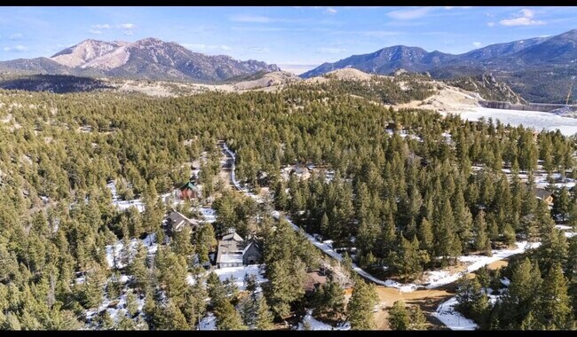 Foto del edificio - 838 Lakeshore Dr