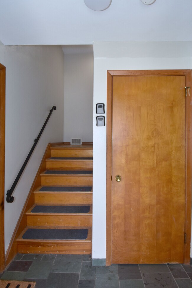 Escaleras comunes a la unidad del segundo piso - 3101 Clermont Ave
