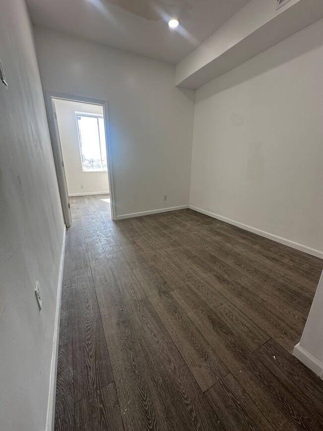 Foto del edificio - 2713 W Glenwood Ave