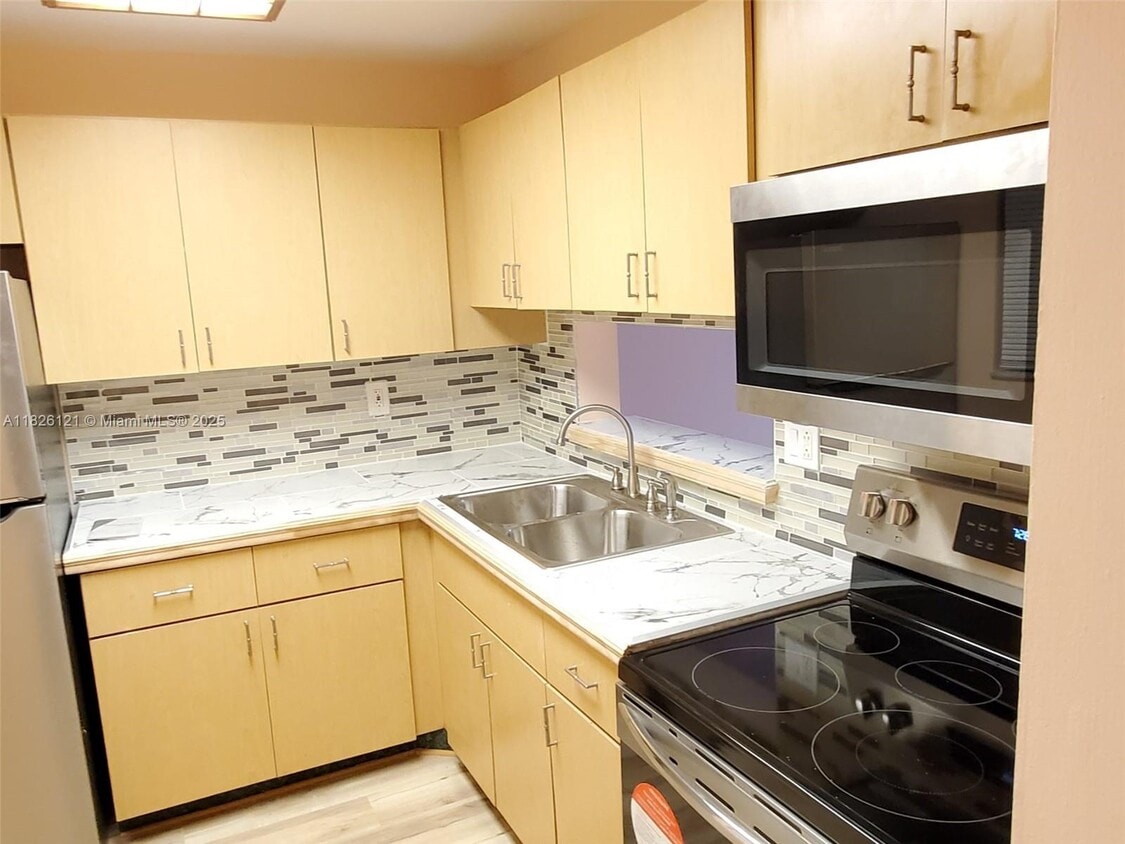Foto principal - 8615 NW 8th St