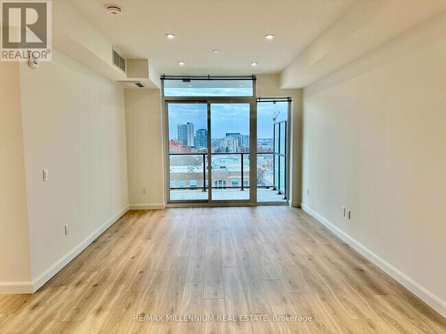 Photo du bâtiment - 741-741 King St W