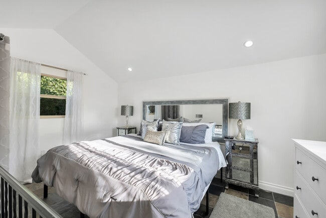 Foto del edificio - 314 Upper Lake Rd