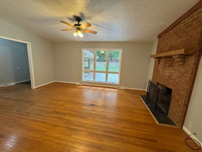 Building Photo - Private and Lovely 3 Bedroom Home