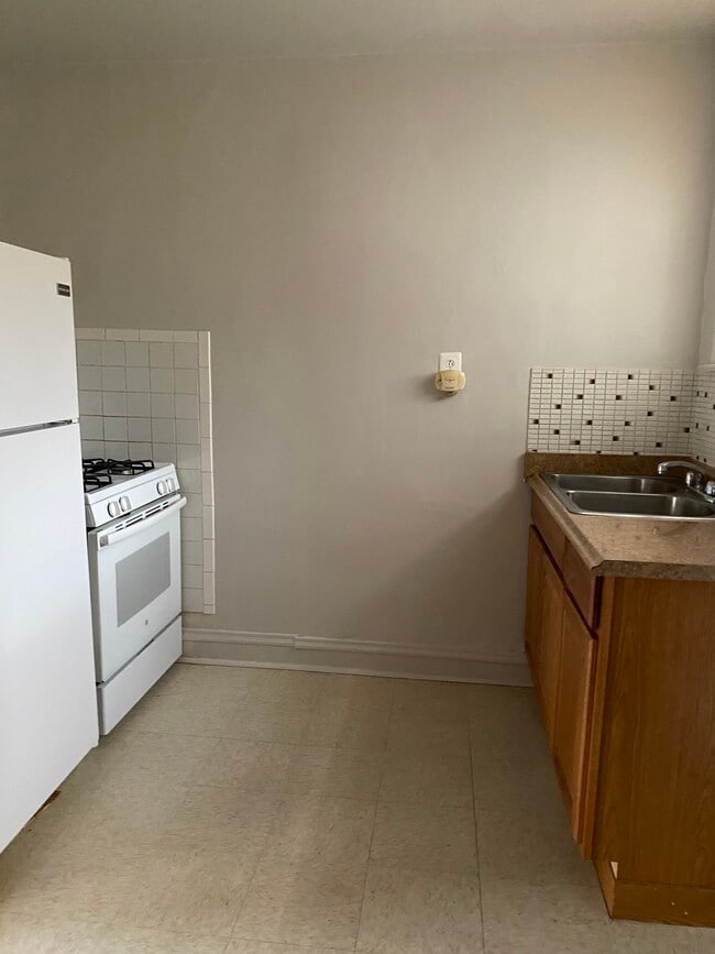 Kitchen pic 2 - 117 E 73rd St