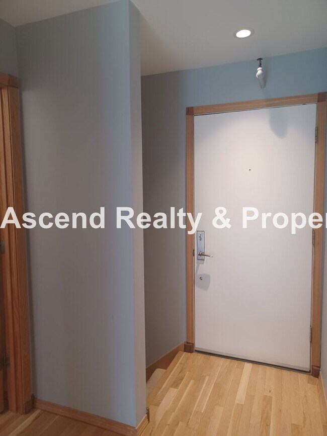Foto del edificio - **Move In Special** $300 Off Views Galore ...