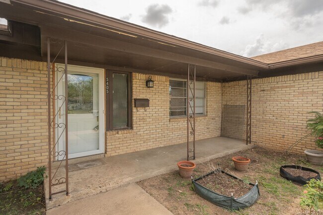 Building Photo - 3 bed 2 bath Near school/park