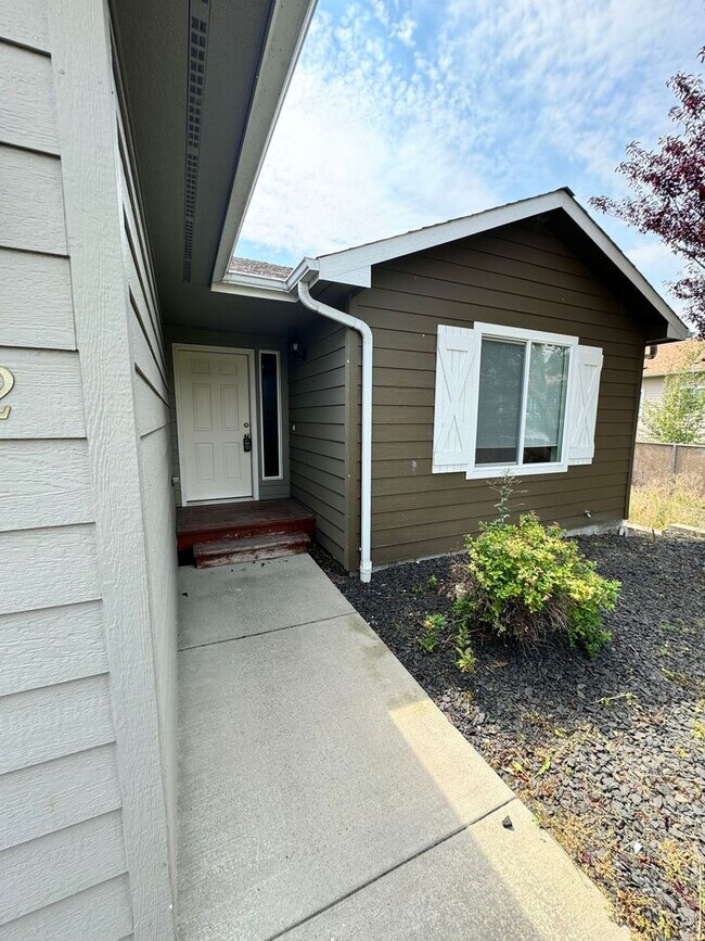 Building Photo - 3801-3802 E 58th Ln