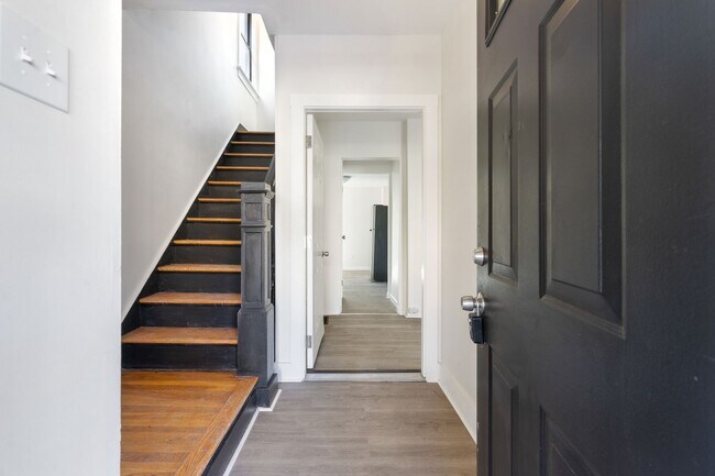 Foto del edificio - 111 Kaplan Ave