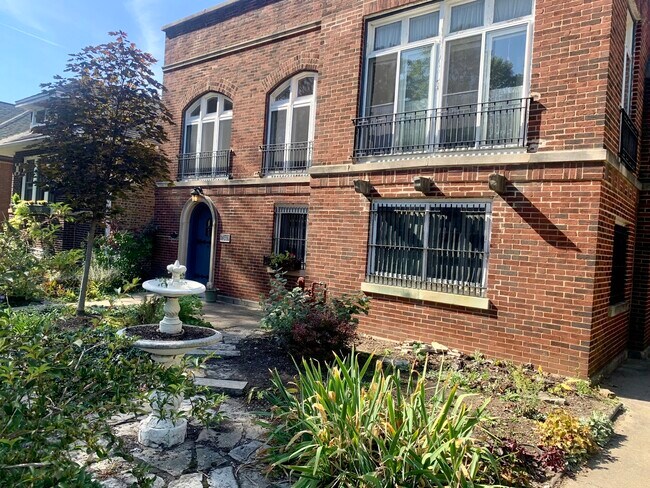 Building Photo - 7340 N Oakley Ave