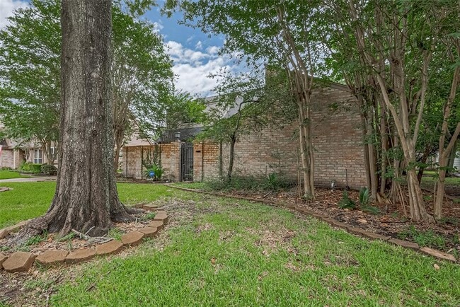 Building Photo - 2107 Shadowbriar Dr