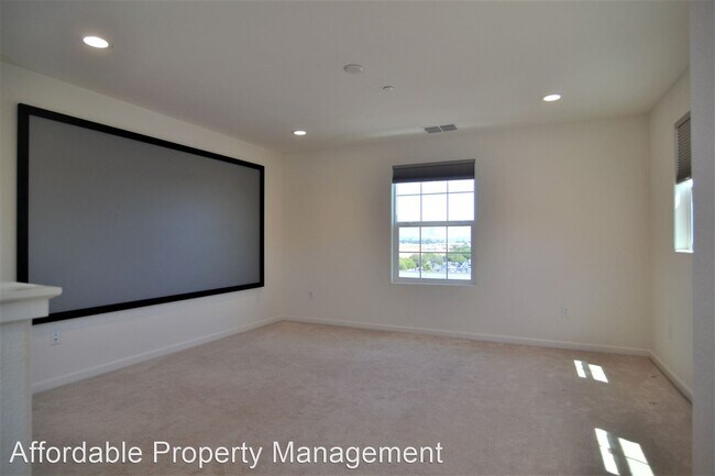 Foto del edificio - 3 br, 3.5 bath House - 5862 Riley Way