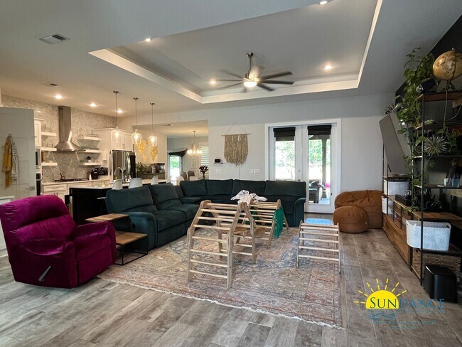 Foto del edificio - Efficient Solar 4-Bedroom Home in Navarre’s La Fontaine Gated Community with Deeded Beach Access!