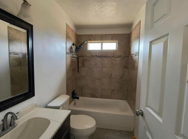 Building Photo - Lovely 2 bedroom, 1 bath home with large b...