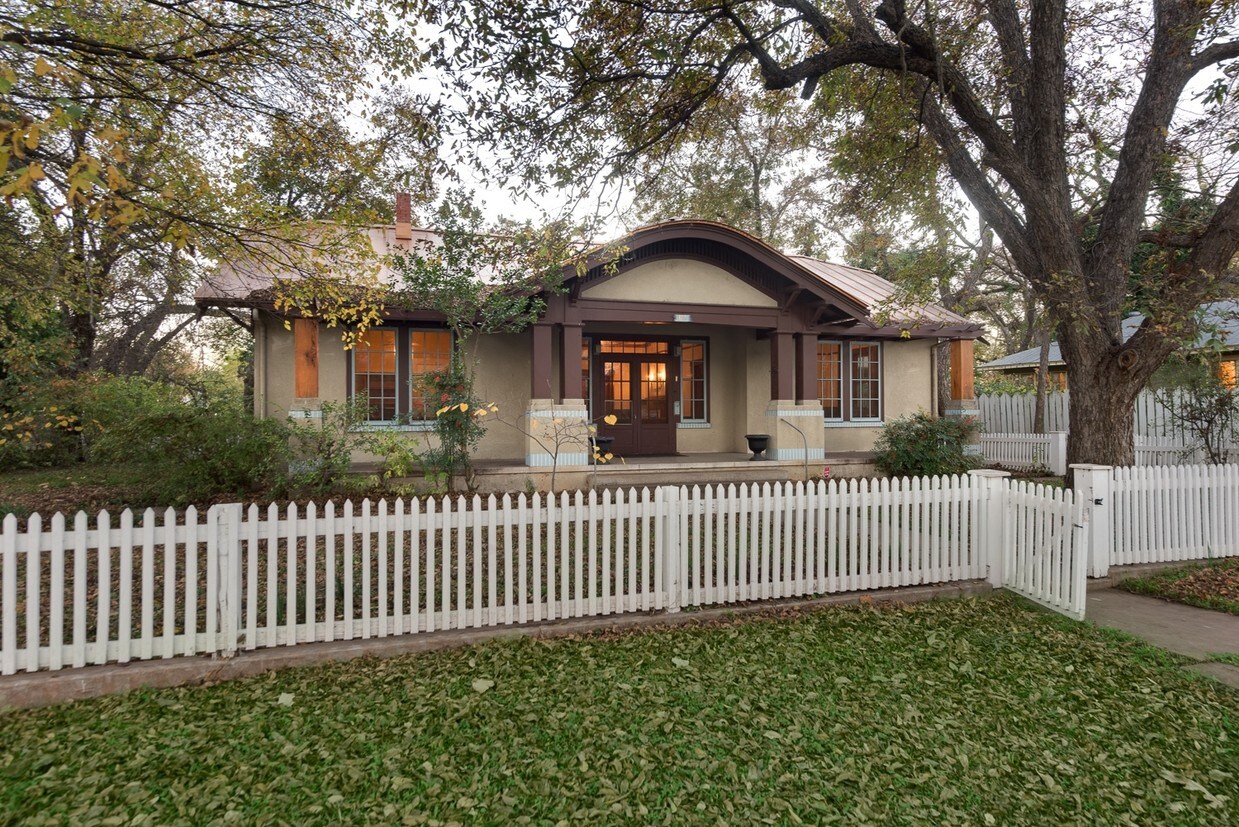 Primary Photo - 313 E San Antonio St