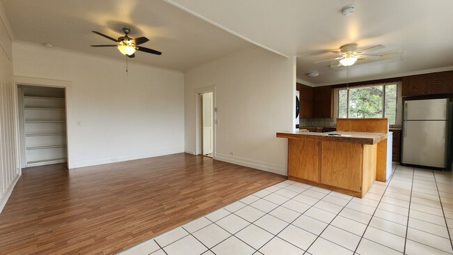 Building Photo - 401 Vine Ave
