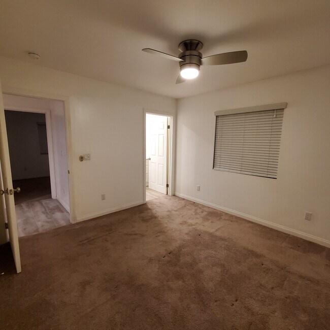 Dormitorio principal con su propio baño completo. - 5731 Fulton Ave