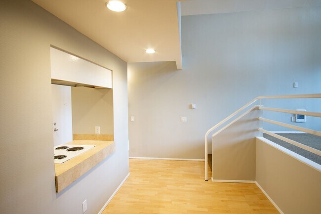 Building Photo - Spacious Lake Oswego 2Bdr w/Fireplace, Dishwasher, W/D, & Balcony!