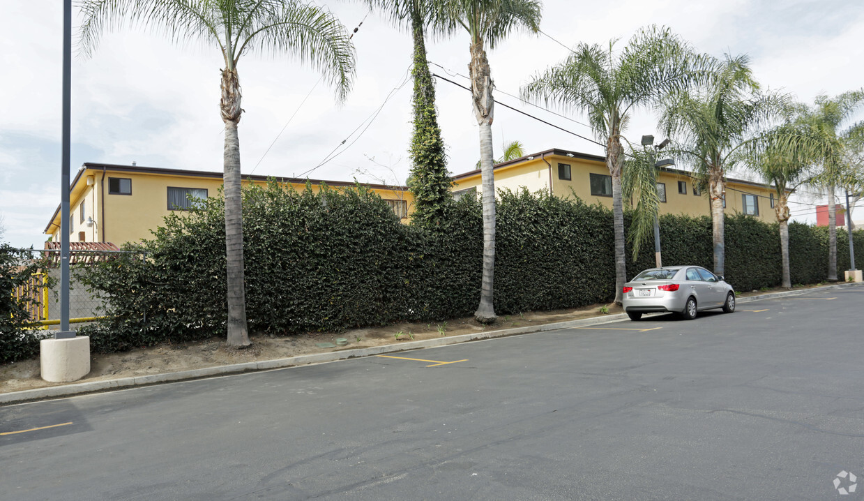 Building Photo - Del Capri Apartments