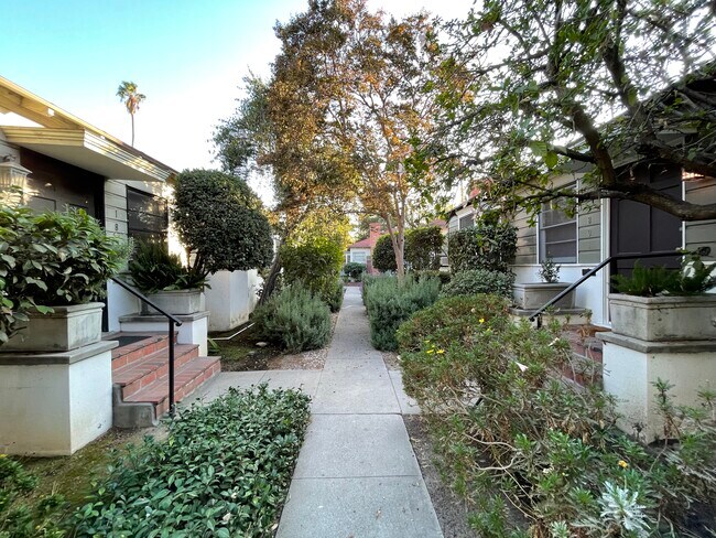 Building Photo - 1801 Huntington Dr