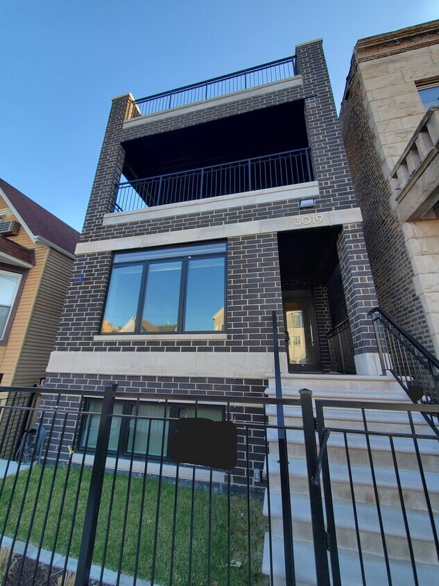 Primary Photo - 3019 N Clybourn Ave