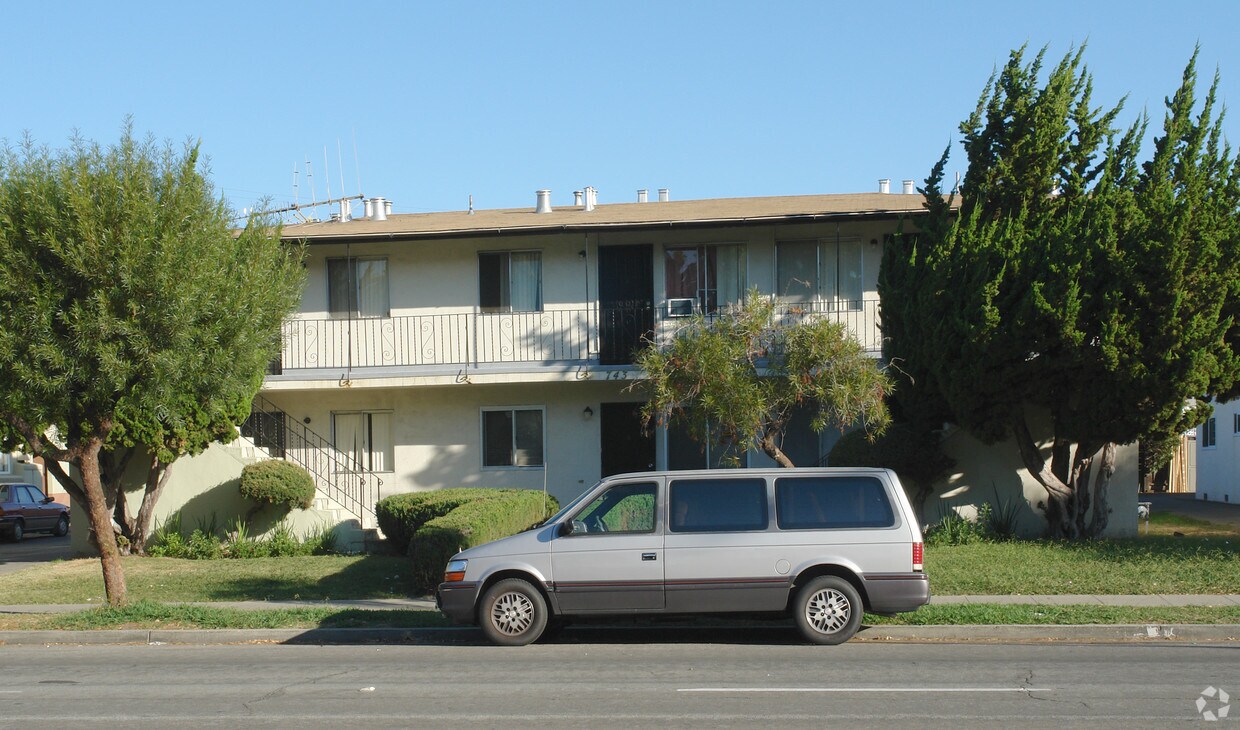 Building Photo - 743 E Duane Ave