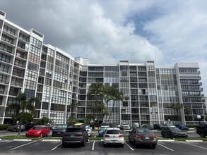 Building Photo - 800 Parkview Dr