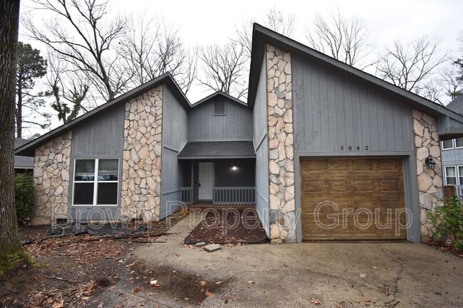 Foto del edificio - 5824 Horton Pl