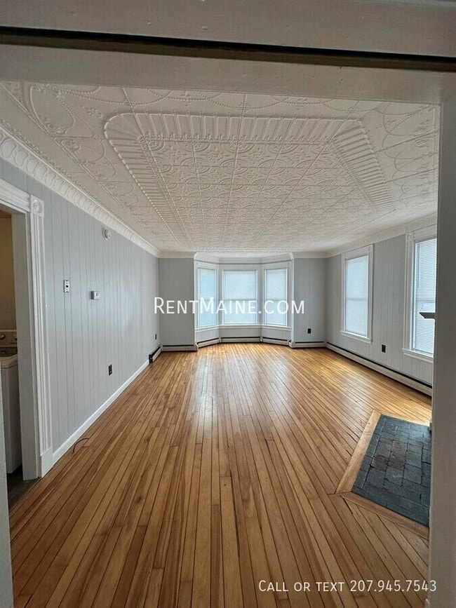 Building Photo - 203 Center St