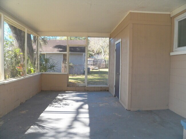 Foto del edificio - 905 Alicia Ave