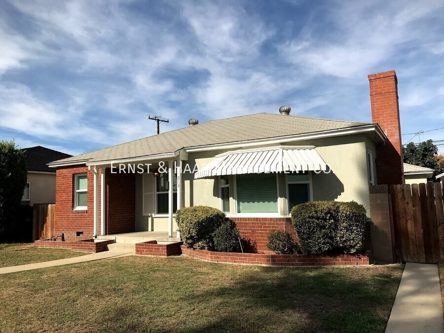 Primary Photo - 215 E Scott St