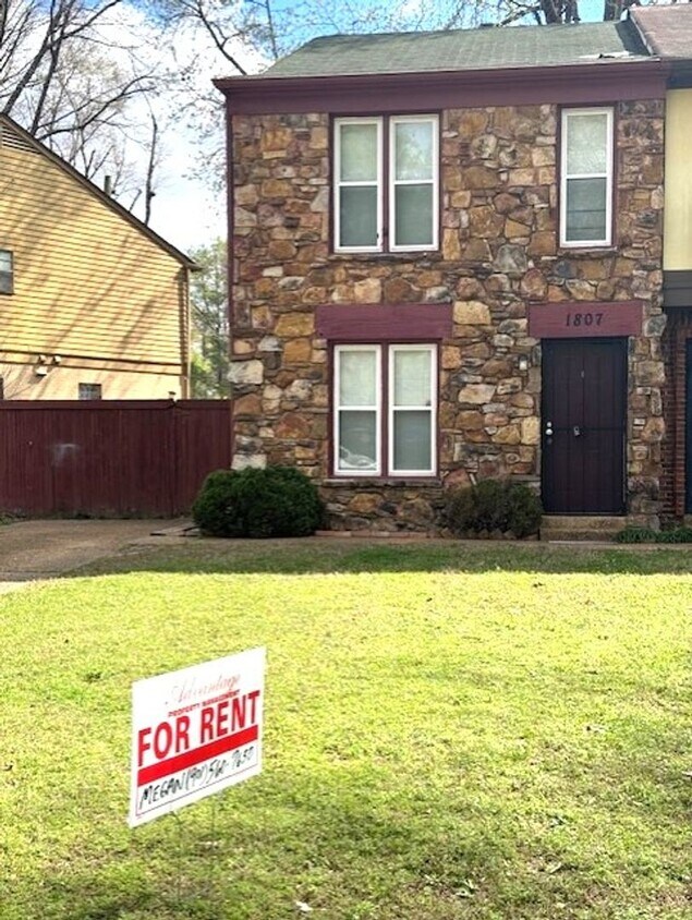 Primary Photo - Very Nice Townhome in Whitehaven